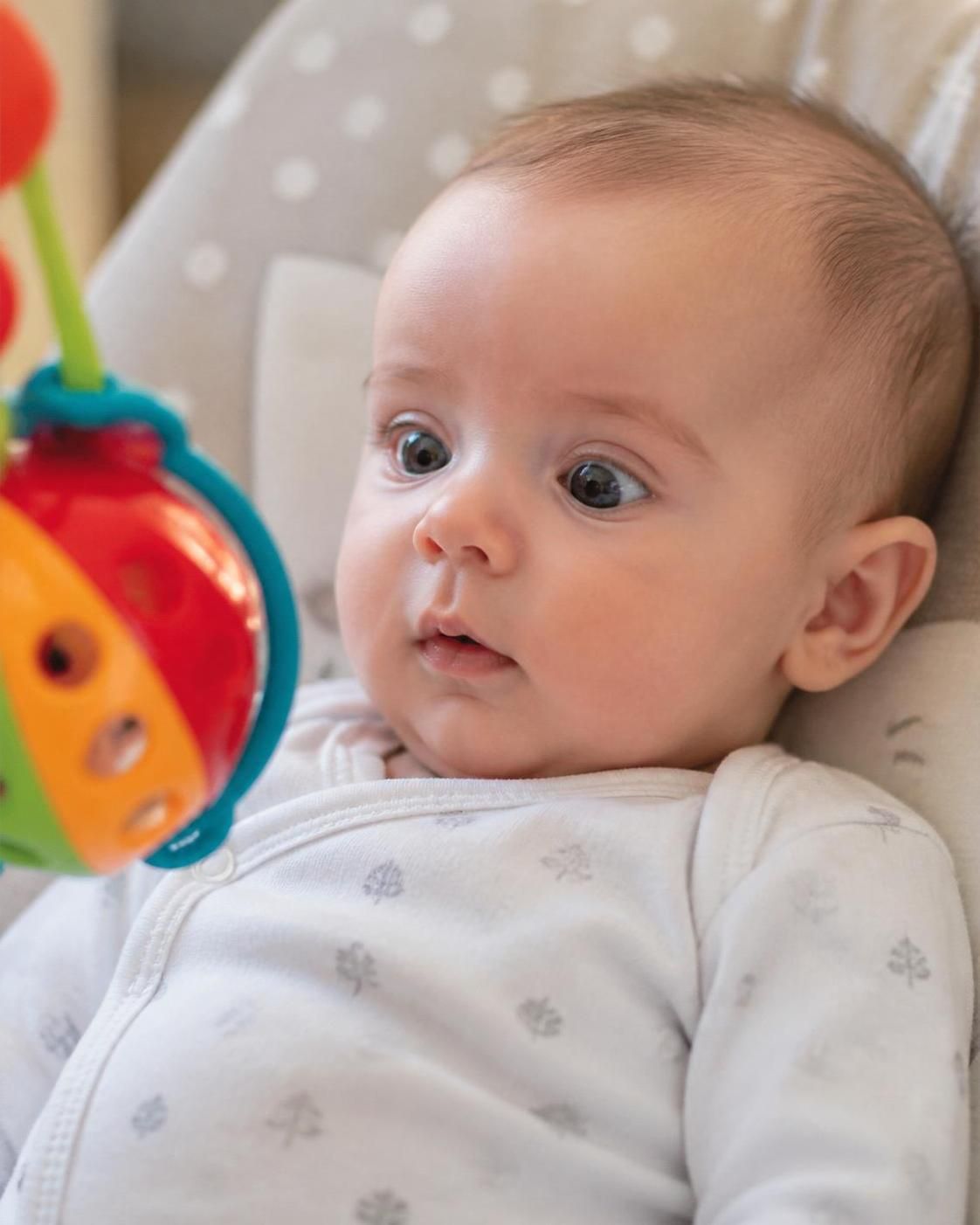 découvrez comment évolue la vision de votre bébé à 2 mois et ce qu'il perçoit réellement à cet âge crucial de son développement.
